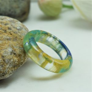 пръстен от смола в синьо, зелено и златно