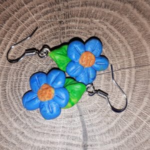 Обеци със синьо цвете от полимерна глина
