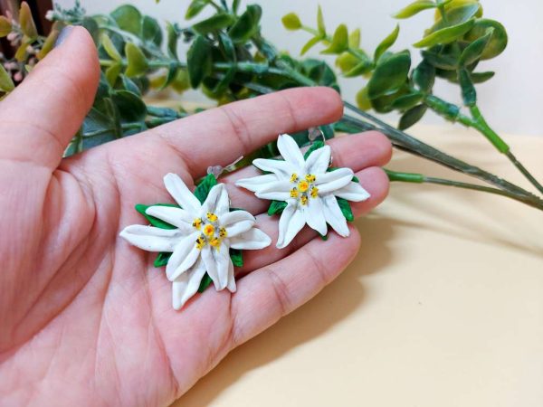 Обеци с бели цветя от полимерна глина.