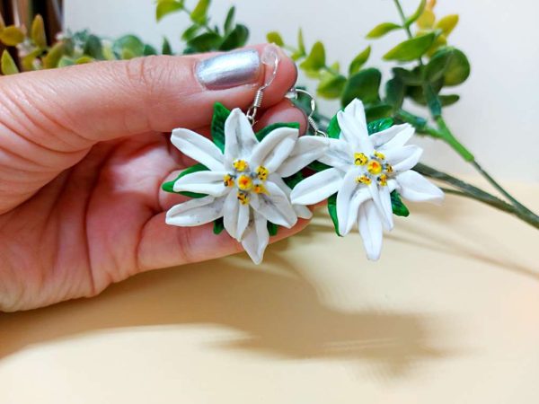 Обеци с бели цветя от полимерна глина.
