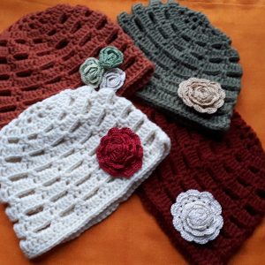 Плетени зимни шапки с цвете