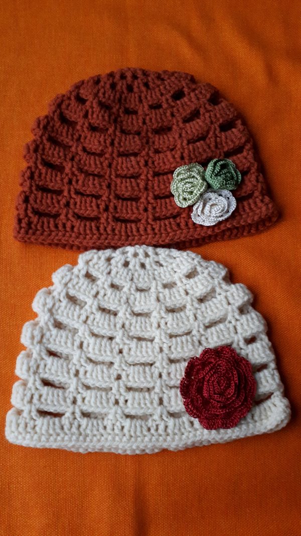 Плетени зимни шапки с цвете