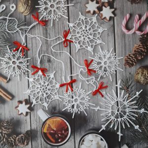 Нежен коледен наниз от 7 плетени снежинки Уникален подарък за нов дом