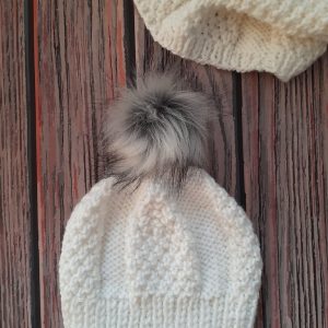 Бяла зимна дамска шапка с помпон „Белослава“