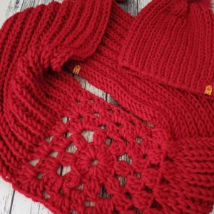 Дизайнерски луксозен ръчно плетен зимен сет шал и шапка "Огняна"