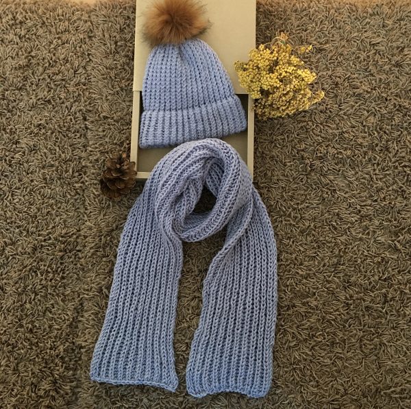 Комплект ръчно плетена шапка с помпон и шал в цвят люляк