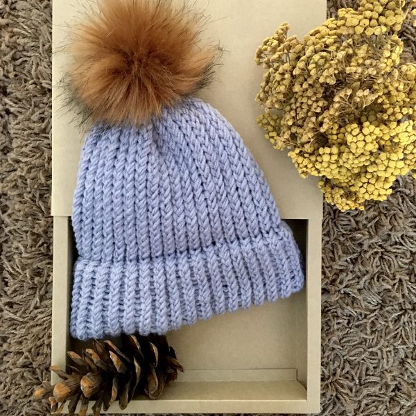 Комплект ръчно плетена шапка с помпон и шал в цвят люляк
