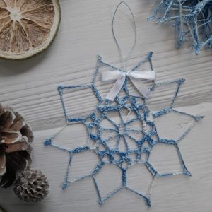 Сет от 5 бр. прекрасни ръчно плетени снежинки „Снежен сън“ в синьо