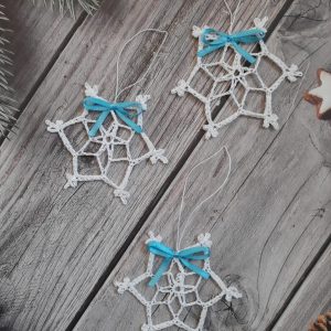 Комплект от 3 бр. ръчно плетени снежинки „Заскрежени мигове“