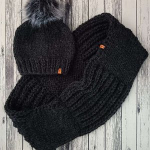 Разкошен подарък - ръчно плетен зимен сет от шал и шапка "Божана"