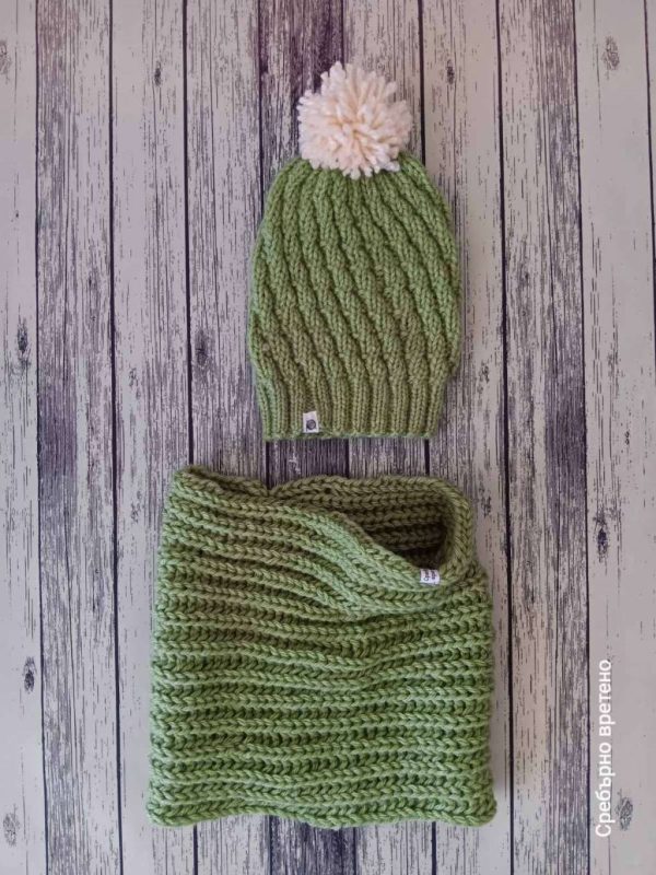 Тийнейджърски зимен син сет "Ради" - шапка с помпон и шал в зелено