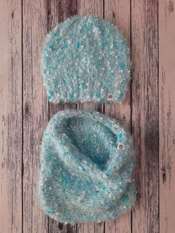 Ръчно плетен детски син комплект от шал и шапка за зимата