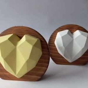Сърце от бетон на дървена основа