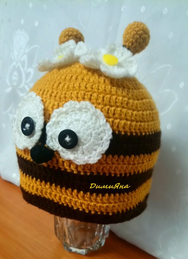 Детска шапка "Пчеличка",ръчно изплетена