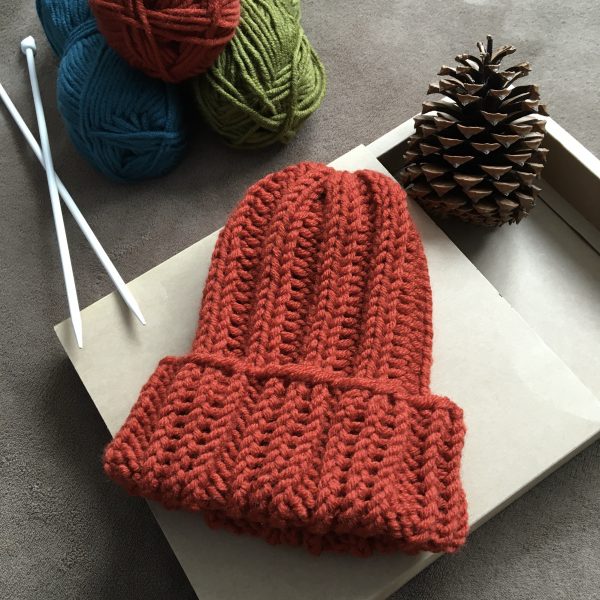 Плетена зимна шапка в цвят брик, оранжево