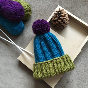 Плетена трицветна шапка с помпон