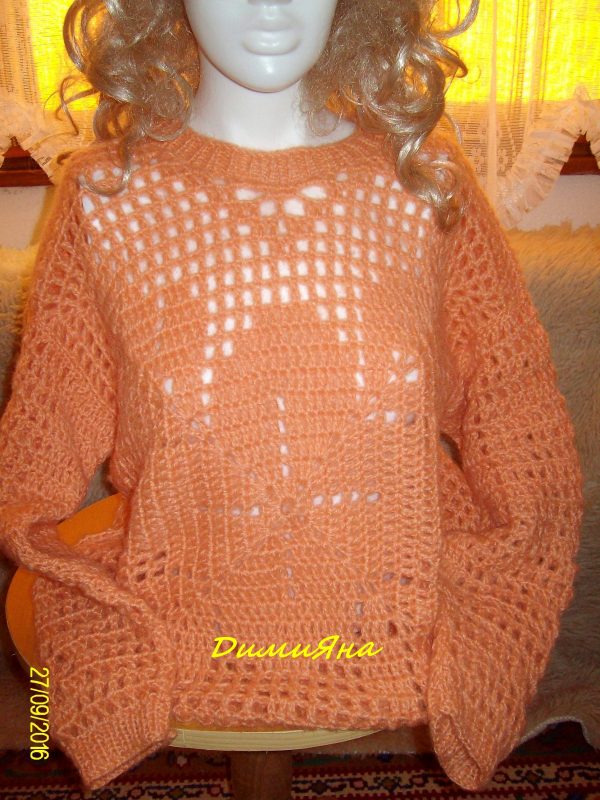 Дамски пуловер,ръчно изплетен,бледо оранжев