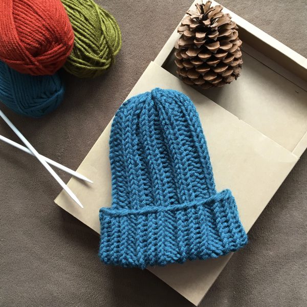 Плетена зима шапка в цвят петролено син