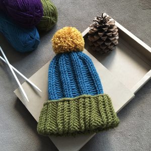 Плетена трицветна шапка с помпон