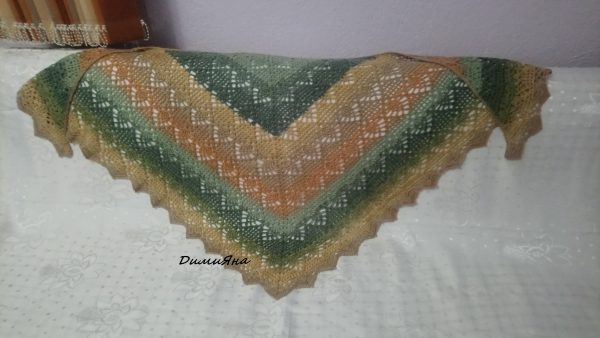 Дамски триъгълен шал,ръчно изплетен,есенни багри