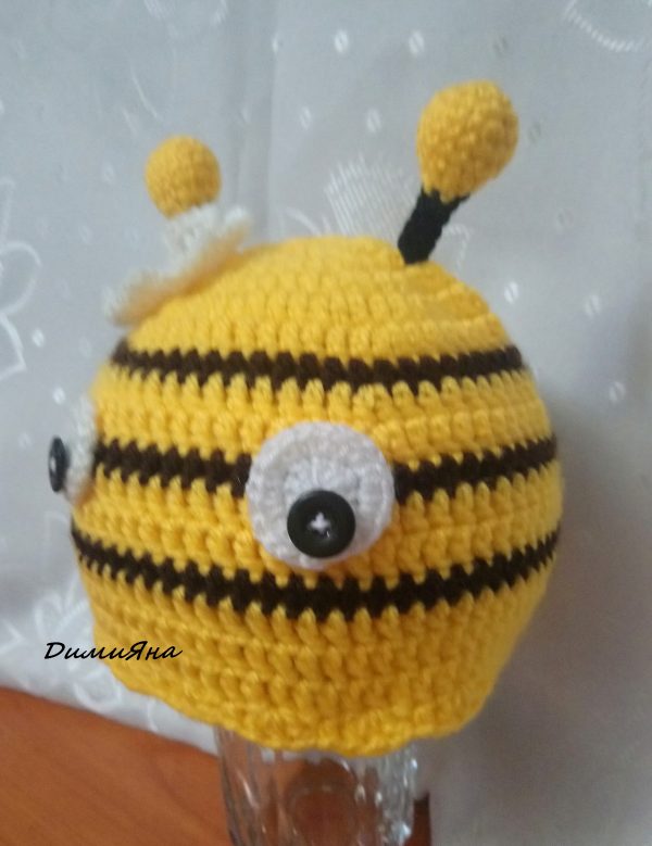 Детска шапка "Пчеличка",ръчно изплетена