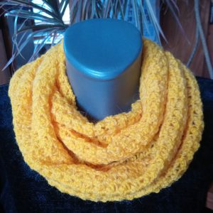Дамски шал,тип снуд,ръчно изплетен в патешко жълт цвят