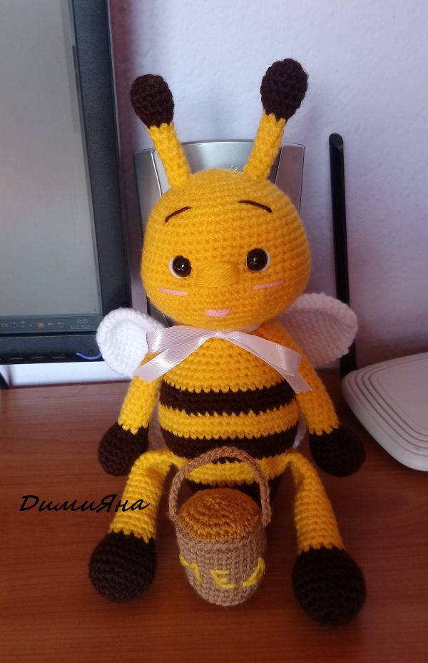 Детска играчка "Пчеличката",ръчно изплетена