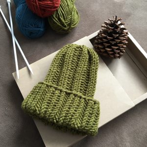 Плетена зимна шапка в цвят зелен