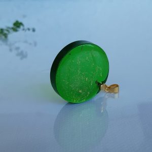 Ръчно изработено колие от епоксидна смола, зелен цвят със златен лист
