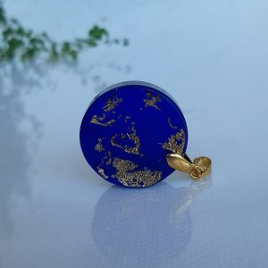 Колие епоксидна смола син цвят златен лист