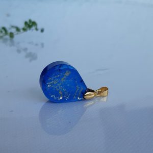 Колие епоксидна смола синьо със златен лист