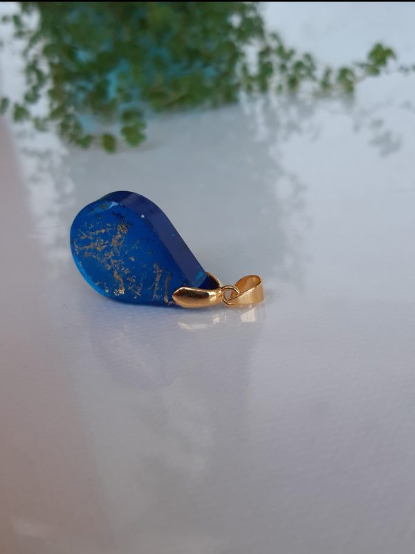 Колие епоксидна смола синьо със златен лист