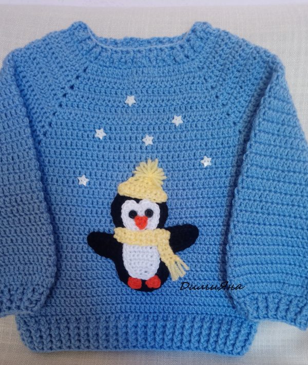 Ръчно изплетена детска блузка с апликация "Пингвин с шапка и шал"