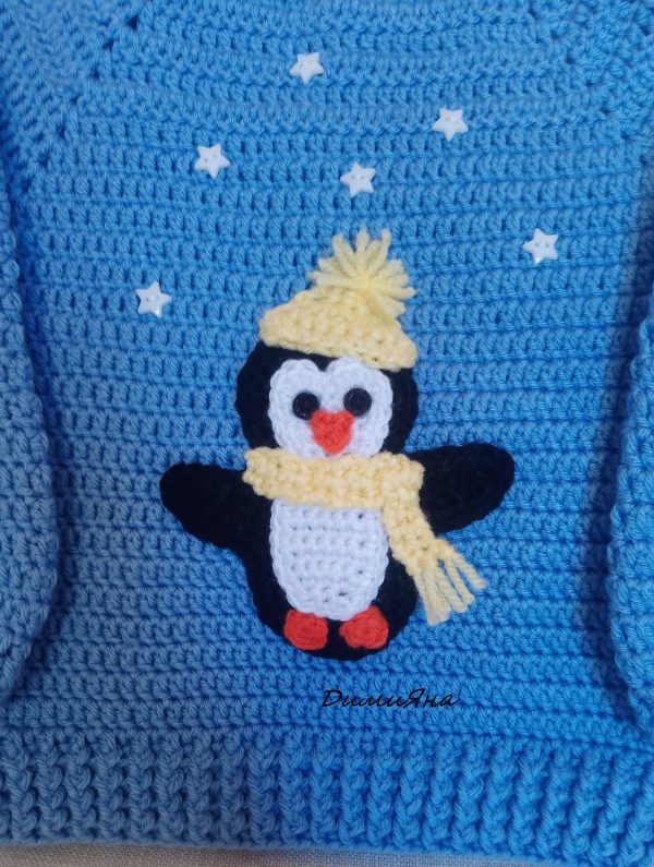 Ръчно изплетена детска блузка с апликация "Пингвин с шапка и шал"
