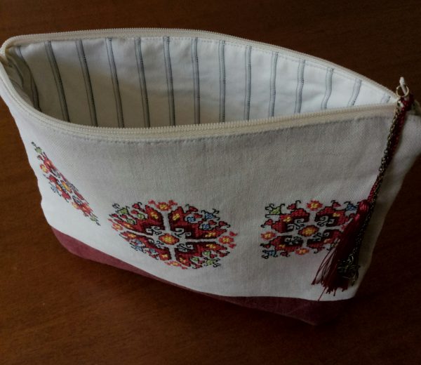 Несесер с българска шевица