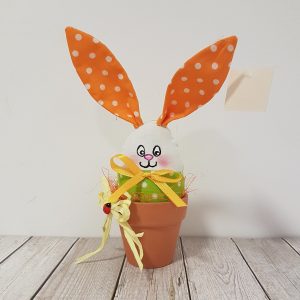 Великденско зайче в керамична кашпа
