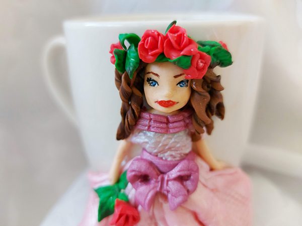 Чаша " Момиче с рози", декорирана с полимерна глина