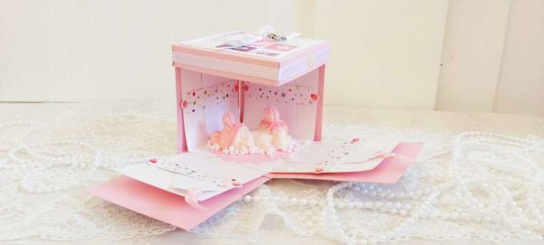Ръчно изработена картичка-кутийка за новородено бебе момиче
