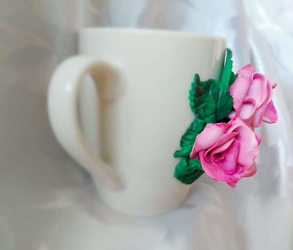 Чаша с розова роза, декорирана с полимерна глина