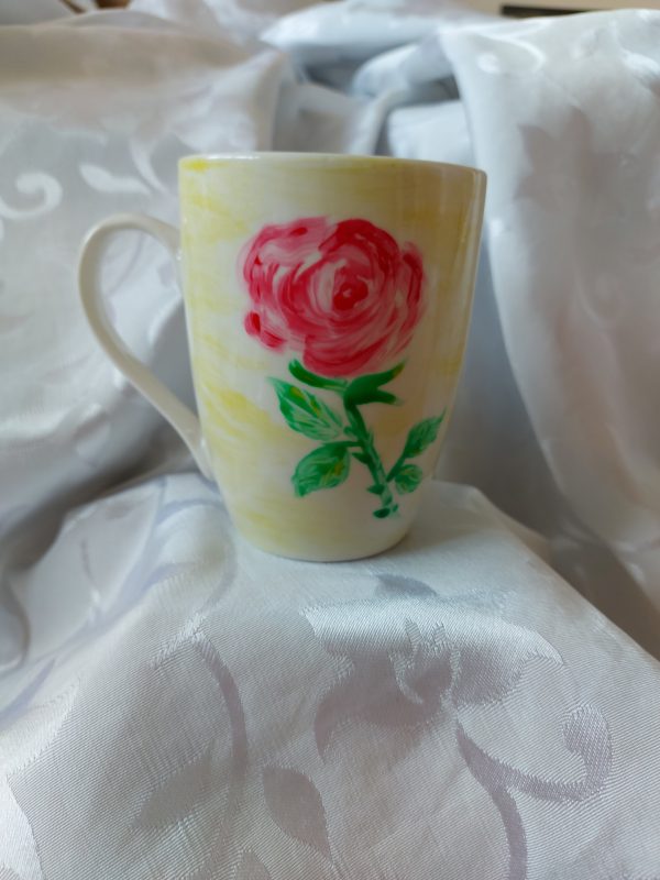 Чаша с роза, изрисувана с водоустойчиви бои