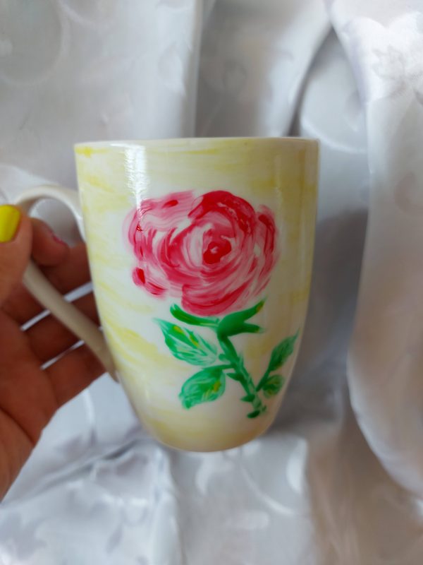 Чаша с роза, изрисувана с водоустойчиви бои
