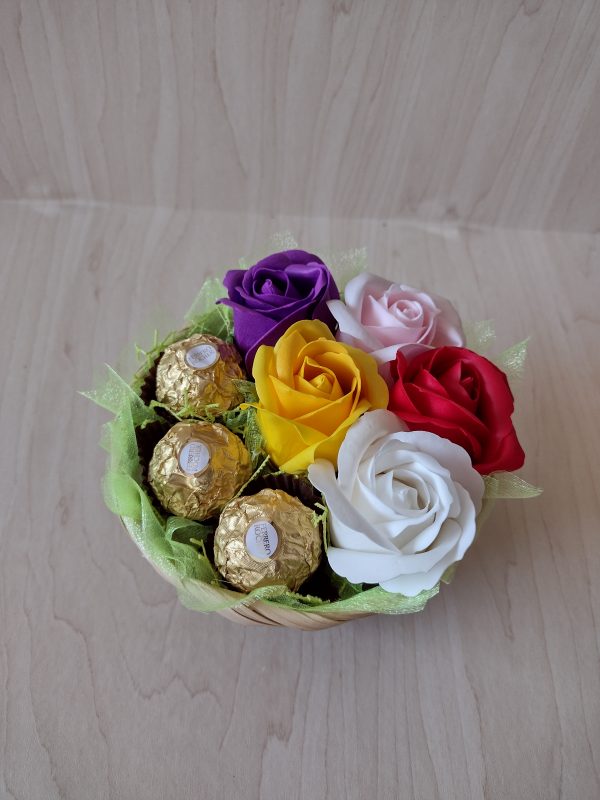 Кашпа с ароматни сапунени рози и бонбони