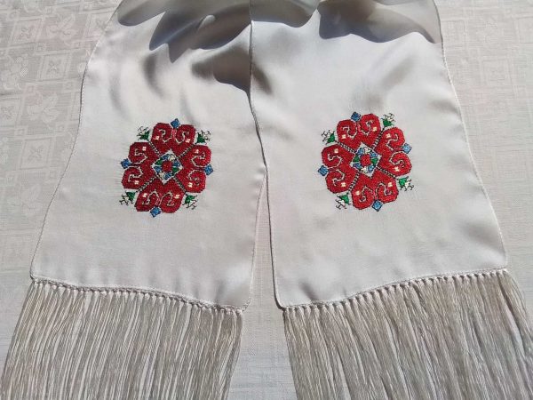 Ръчно бродиран копринен шал с български мотив