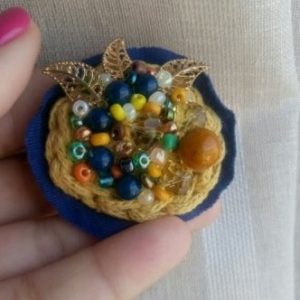 Брошка Зина в синьо и горчица с камъни и метални елементи в златисто