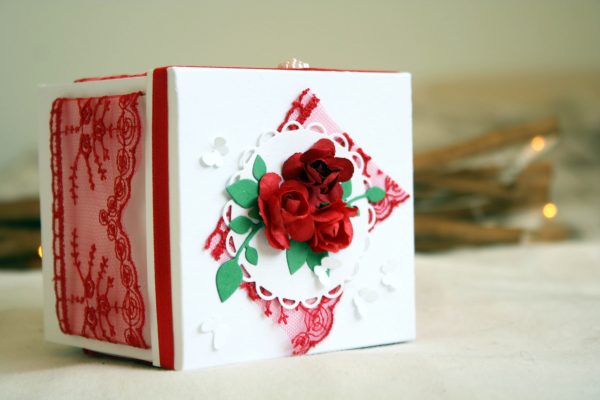 Сватбена картичка-кутийка с червена дантела