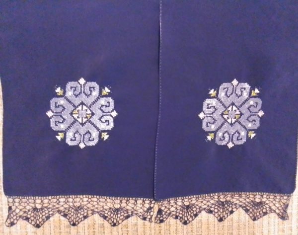 Ръчно бродиран копринен шал с български мотив и дантела