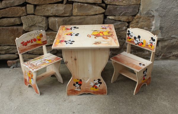 детска дървена маса с 2 стола
