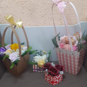 Букети в кошници с ароматни цветя