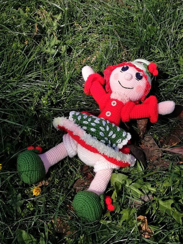 Кукла баба Веселуша/Коледа/ , играчка изплетена на една кука