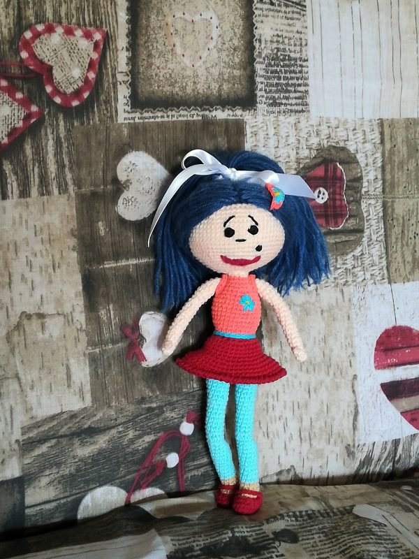 Кукла Лина, изплетена на една кука играчка